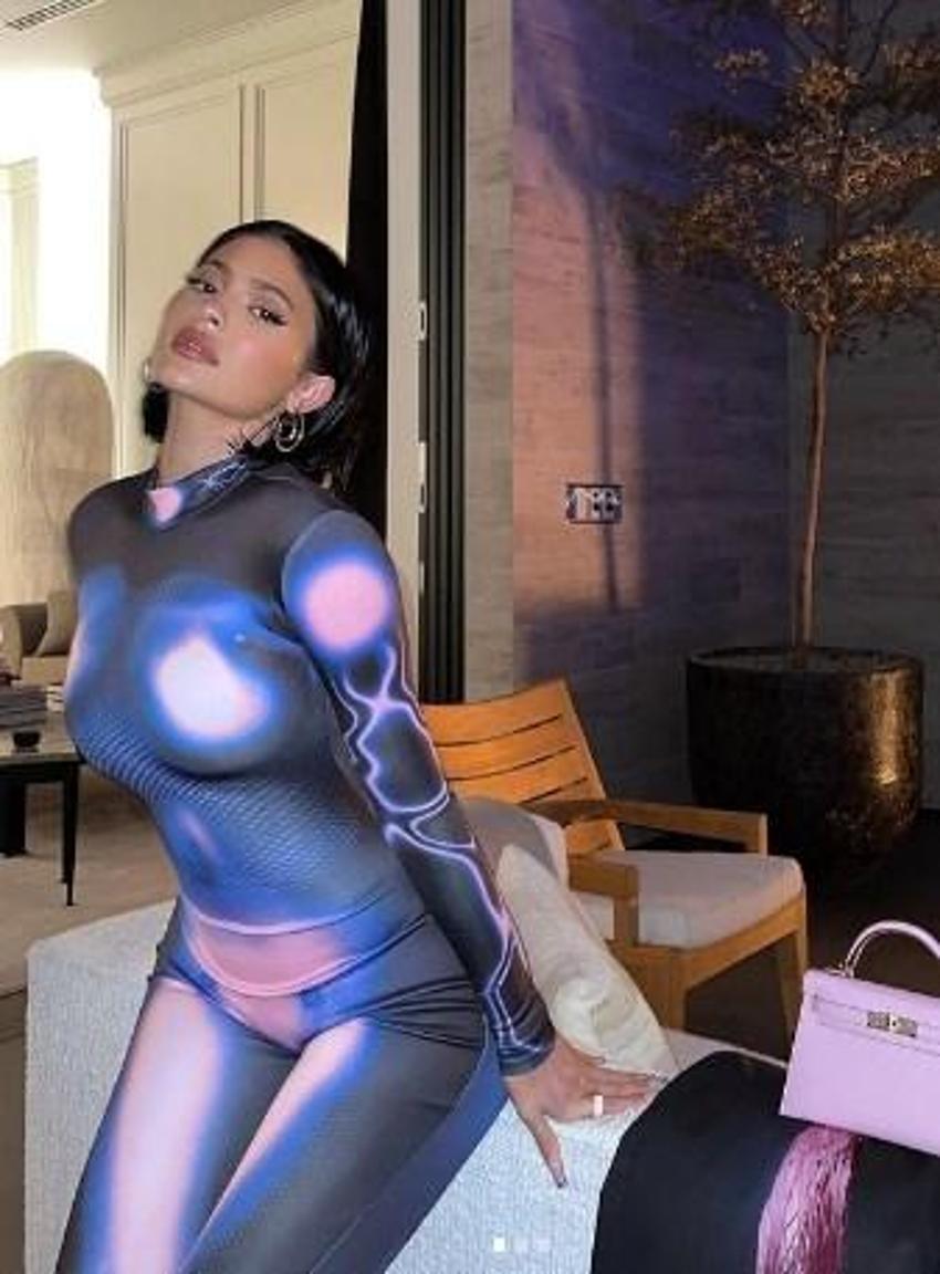 Kylie Jenner bikini işine giriyor!