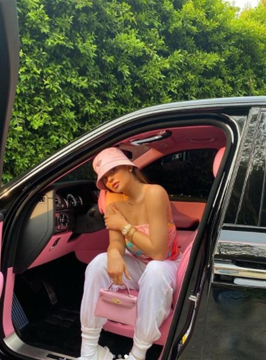 Kylie Jenner bikini işine giriyor!