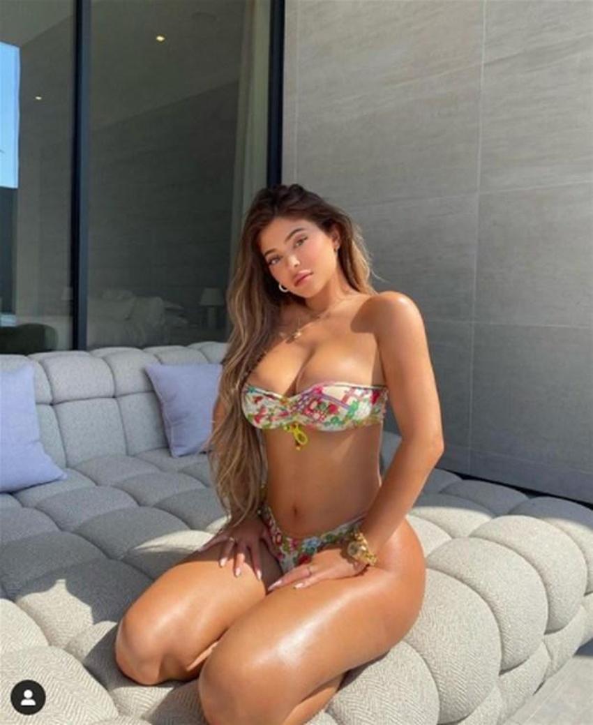 Kylie Jenner bikini işine giriyor!
