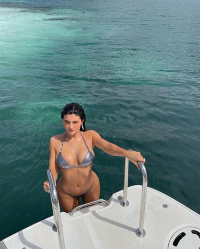 Kylie Jenner bikini işine giriyor!