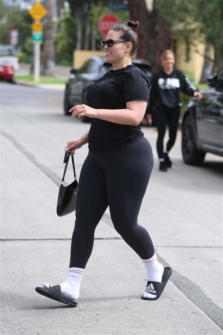 Ashley Graham formunu korumak için egzersizi aksatmıyor!