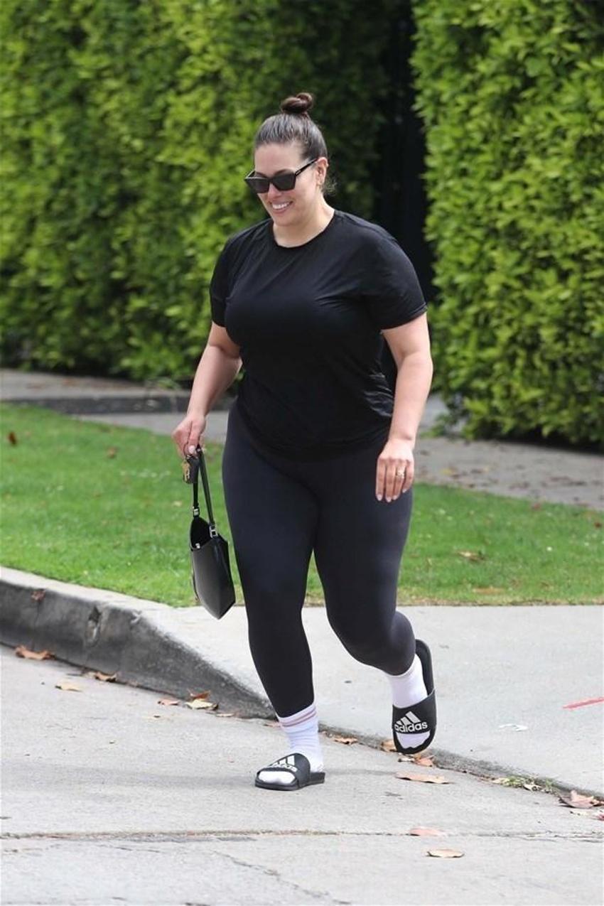 Ashley Graham formunu korumak için egzersizi aksatmıyor!