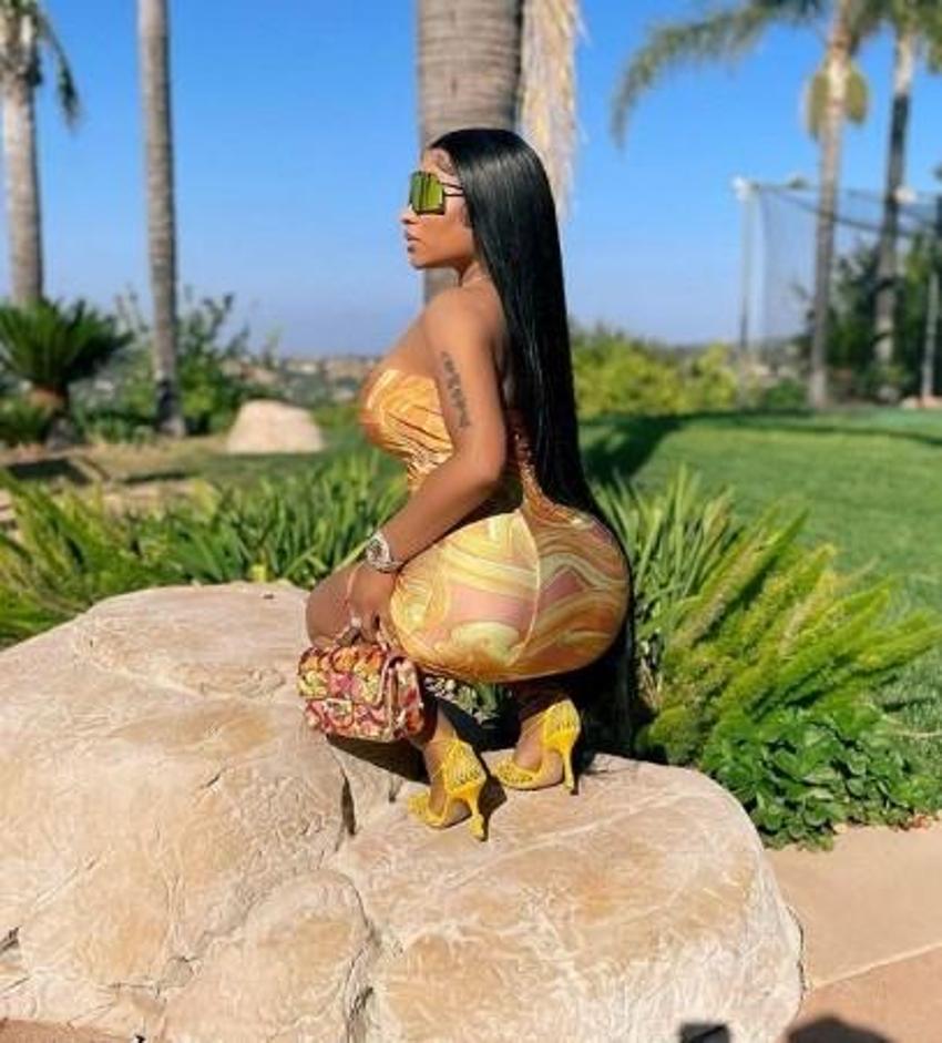 Nicki Minaj yeni şarkısını cesur pozuyla duyurdu!
