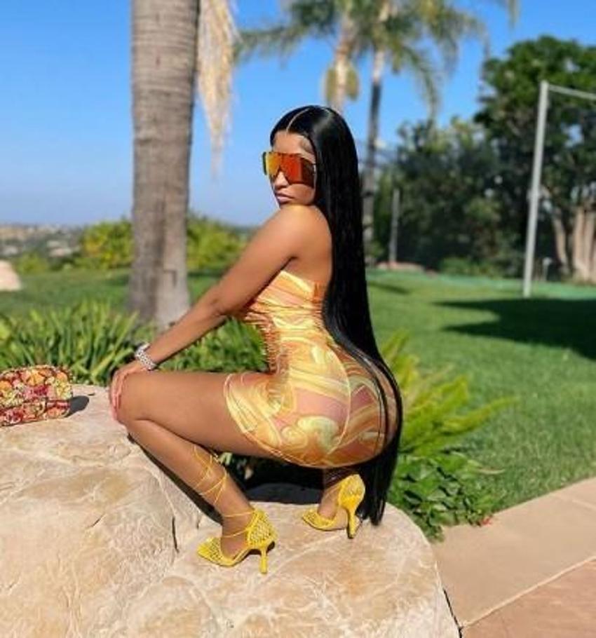 Nicki Minaj yeni şarkısını cesur pozuyla duyurdu!
