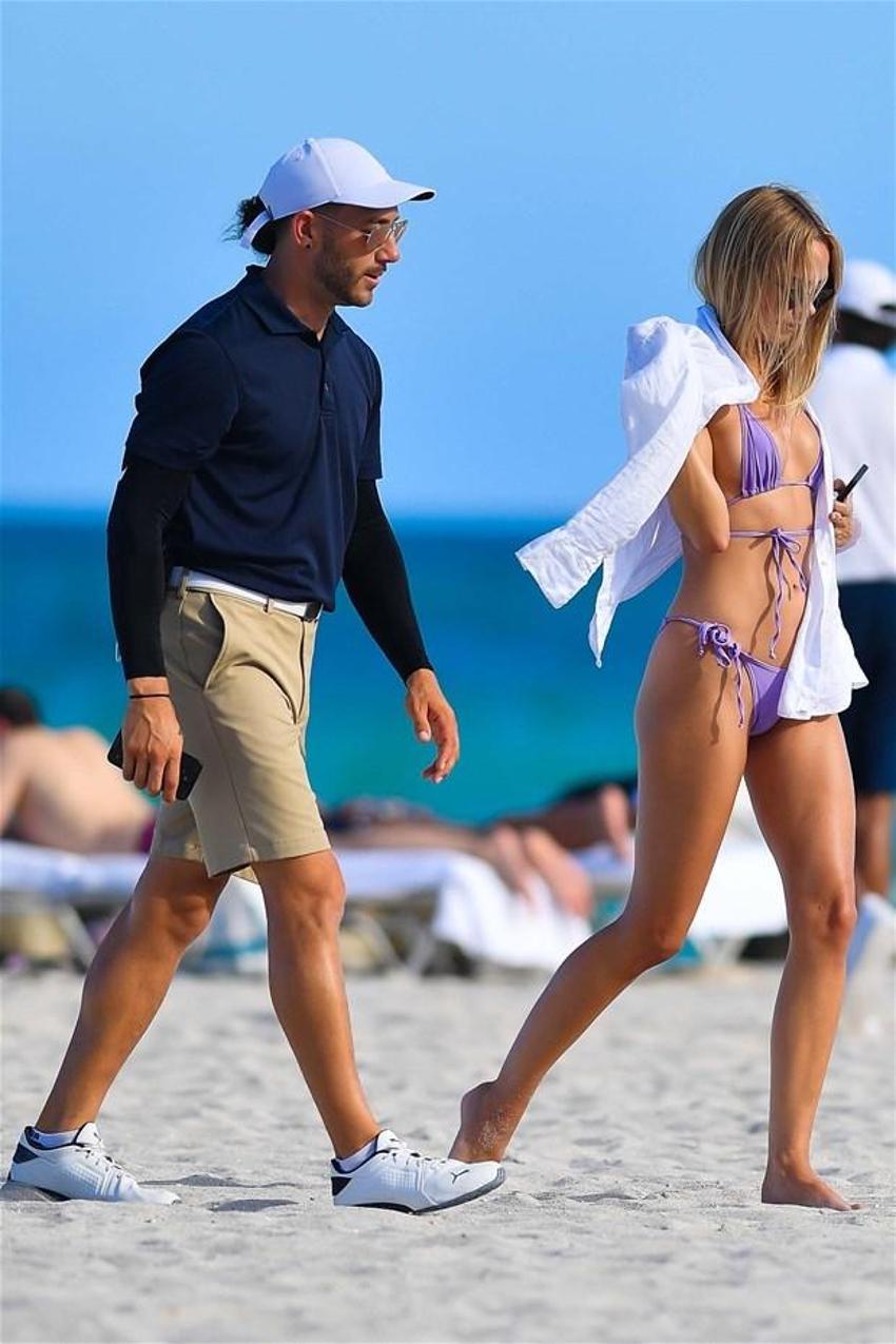Kimberley Garner yine plajda! Fiziğini sergiledi