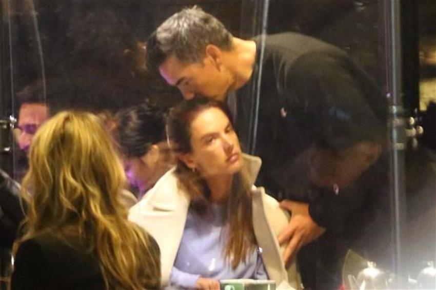 Alessandra Ambrosio ve sevgilisi birbirini öpmeye doyamadı!