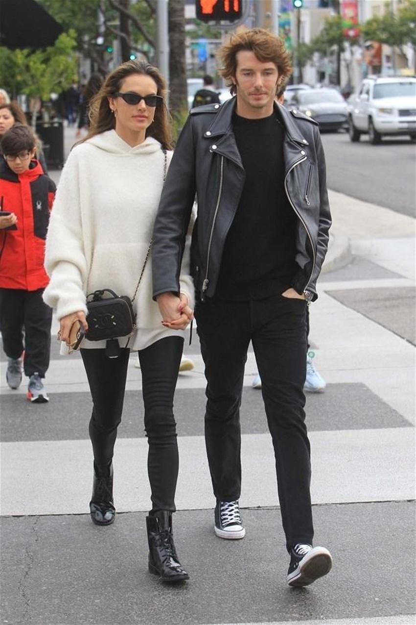 Alessandra Ambrosio ve sevgilisi birbirini öpmeye doyamadı!