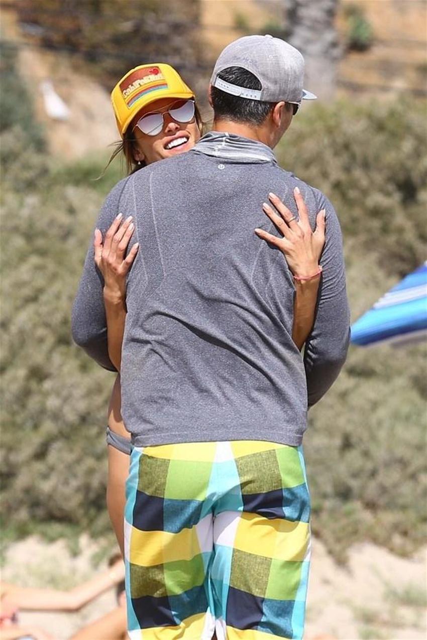 Alessandra Ambrosio ve sevgilisi birbirini öpmeye doyamadı!