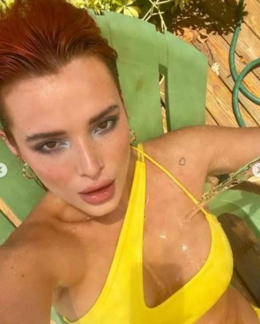 Bella Thorne sarı bikinisiyle poz verdi!