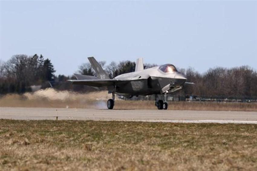 Rus yolcu uçağı sınırı geçti kıyamet koptu! F-35'ler ile Su-35'ler karşı karşıya geldi...