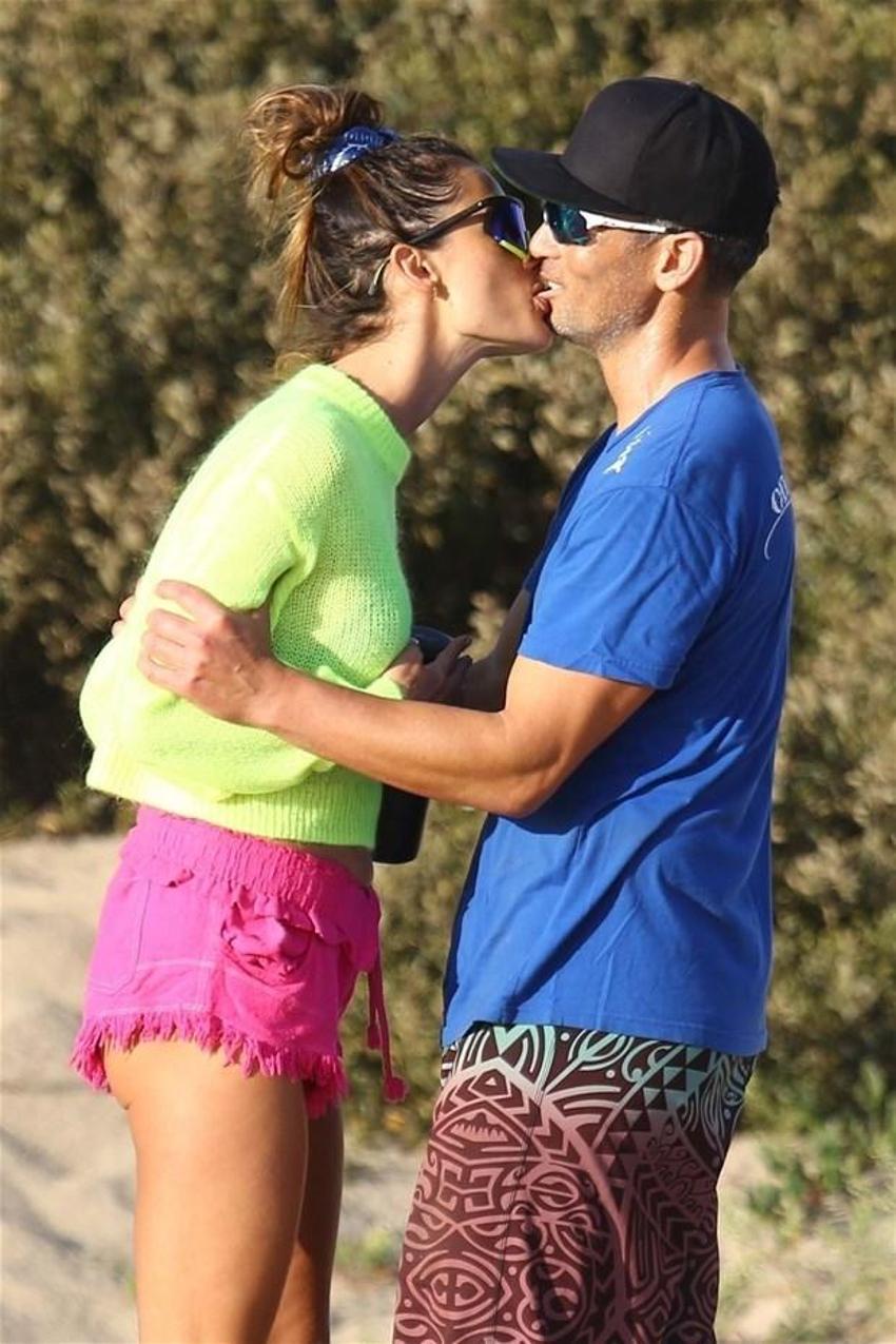 Alessandra Ambrosio aşka geldi! Öp öp doyamadı...