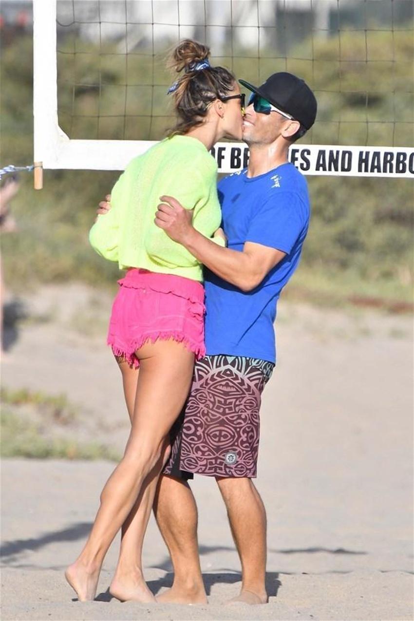 Alessandra Ambrosio aşka geldi! Öp öp doyamadı...