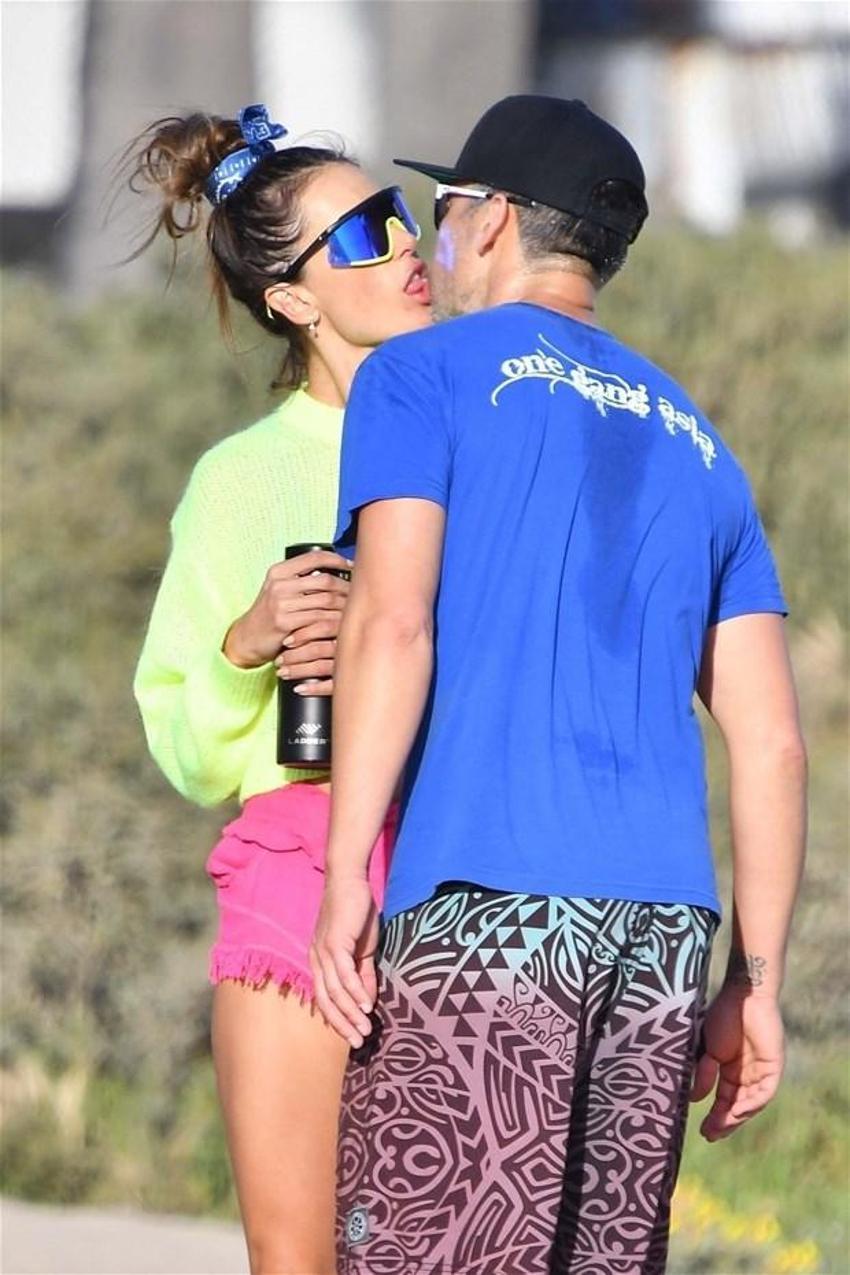 Alessandra Ambrosio aşka geldi! Öp öp doyamadı...