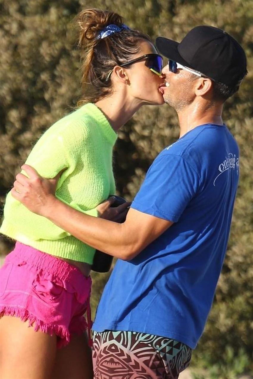 Alessandra Ambrosio aşka geldi! Öp öp doyamadı...