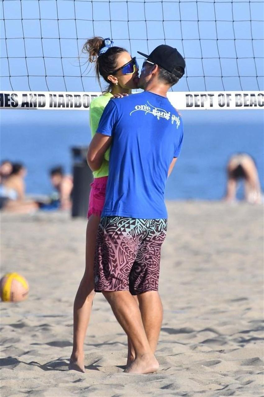 Alessandra Ambrosio aşka geldi! Öp öp doyamadı...