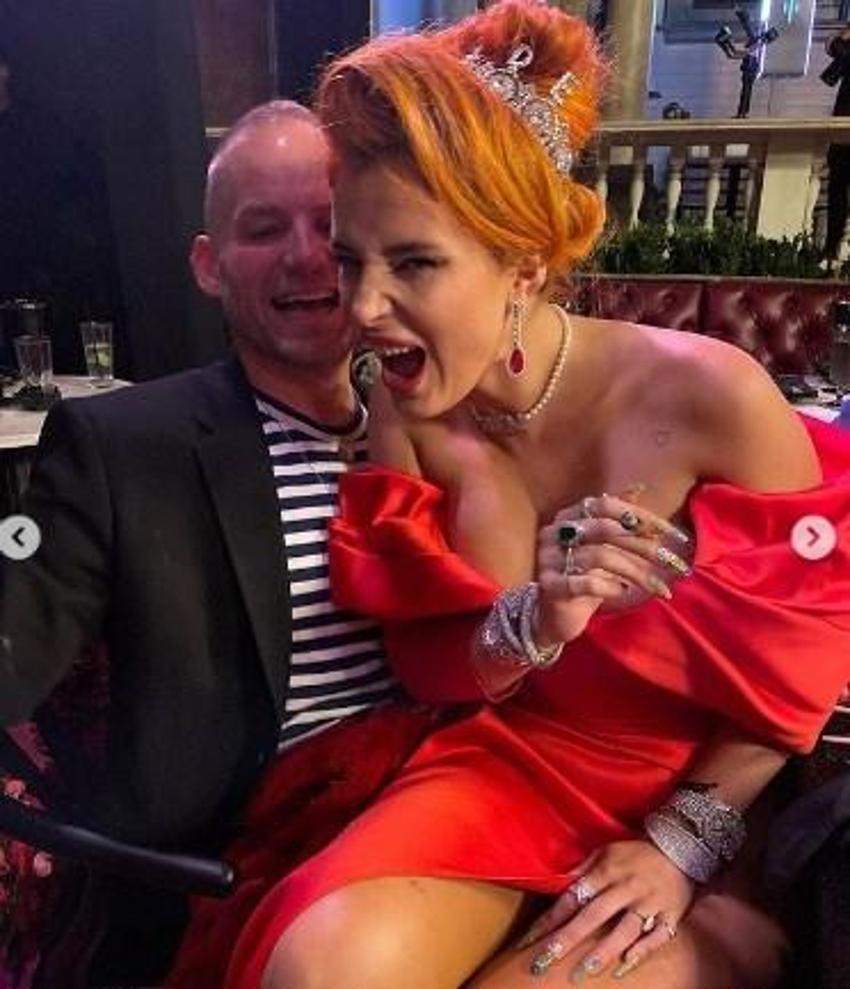 Bella Thorne'dan nişan pozları!