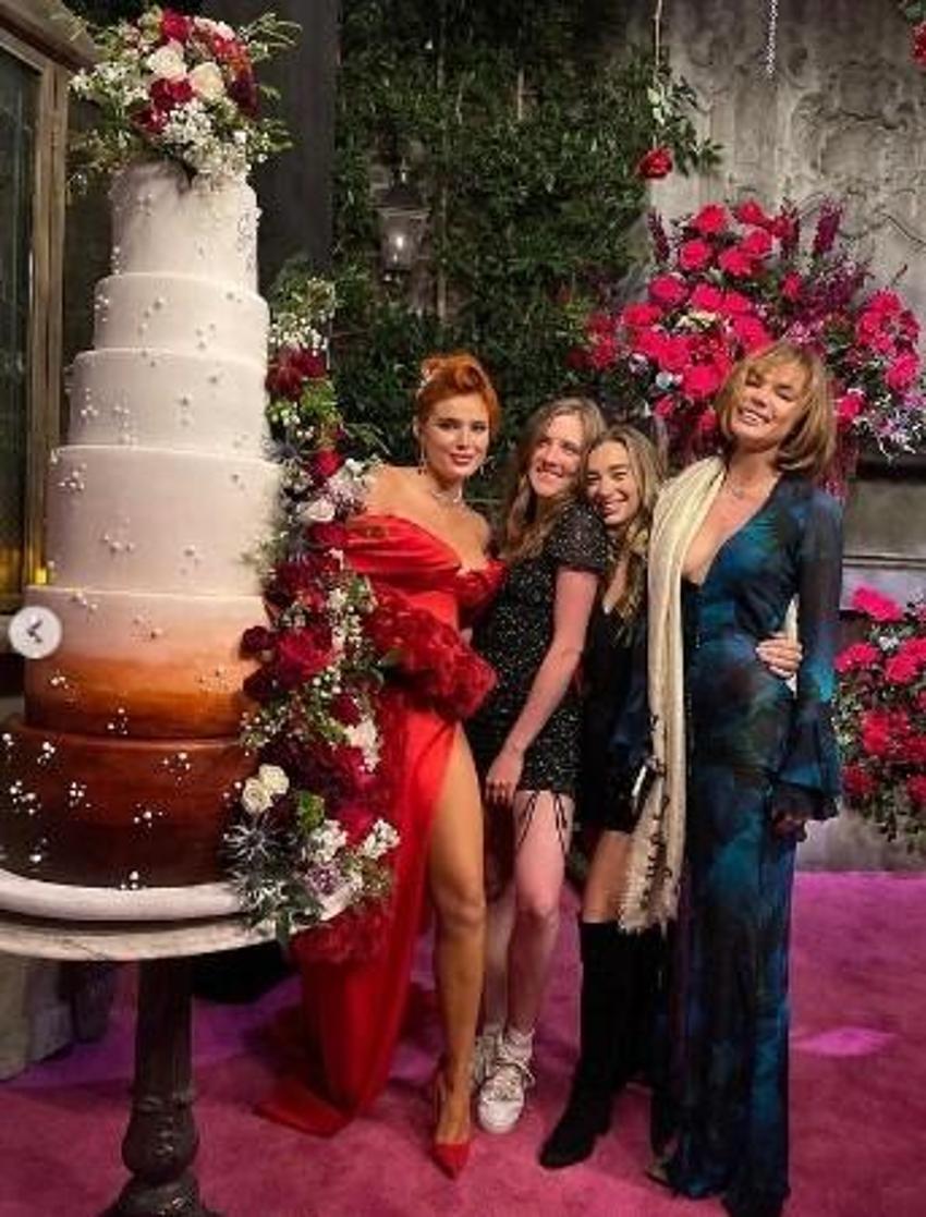 Bella Thorne'dan nişan pozları!