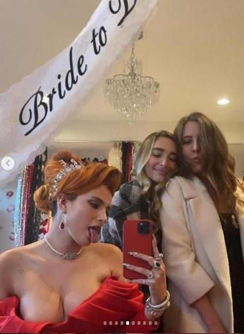 Bella Thorne'dan nişan pozları!
