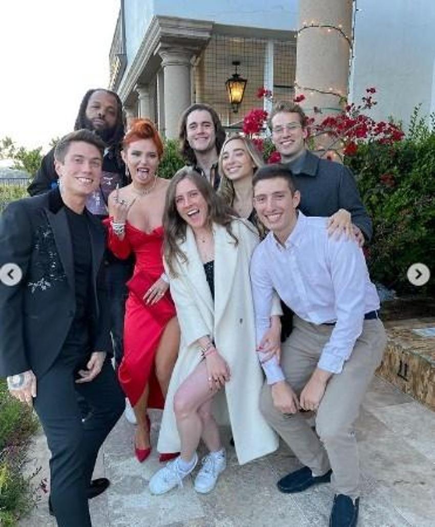 Bella Thorne'dan nişan pozları!