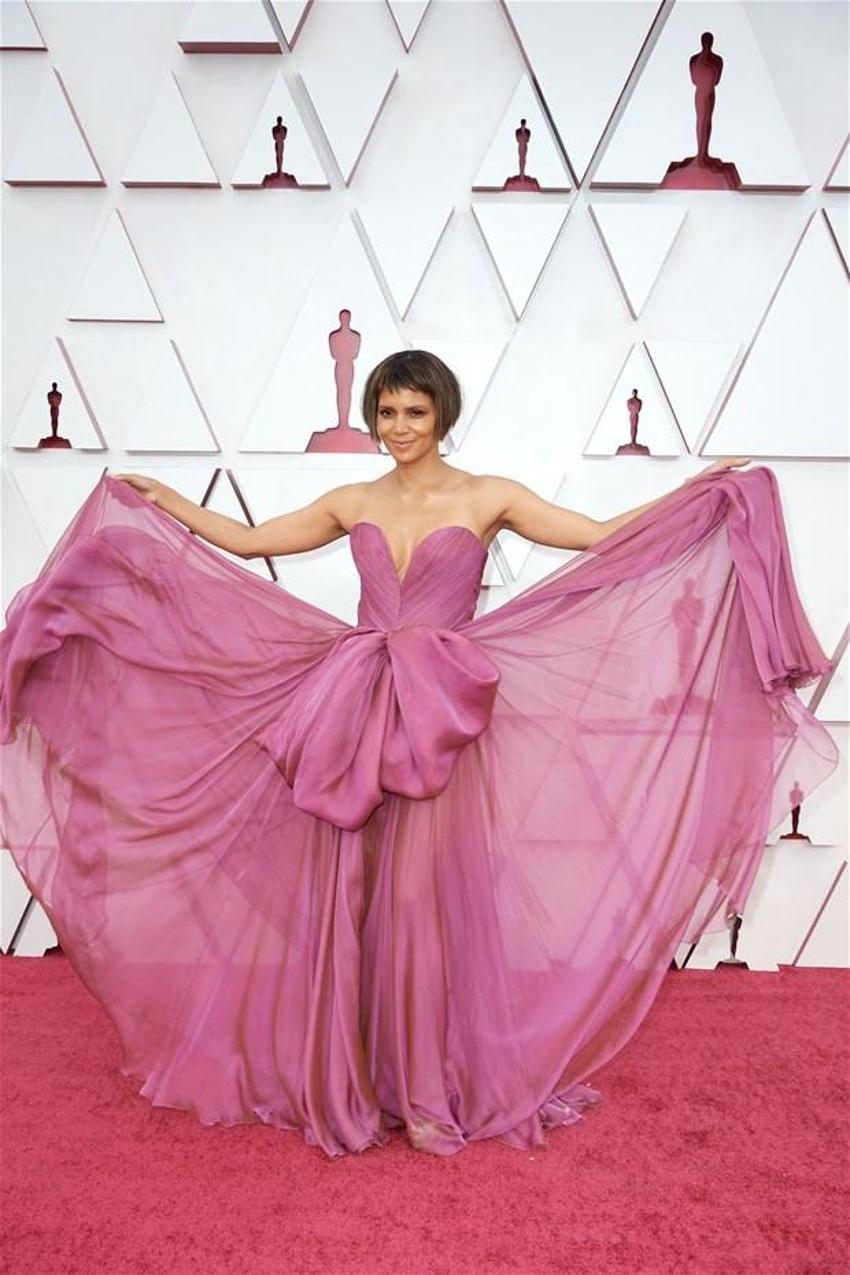 Zendaya, Oscar törenine damga vurdu! 6 milyon dolarlık kolye...