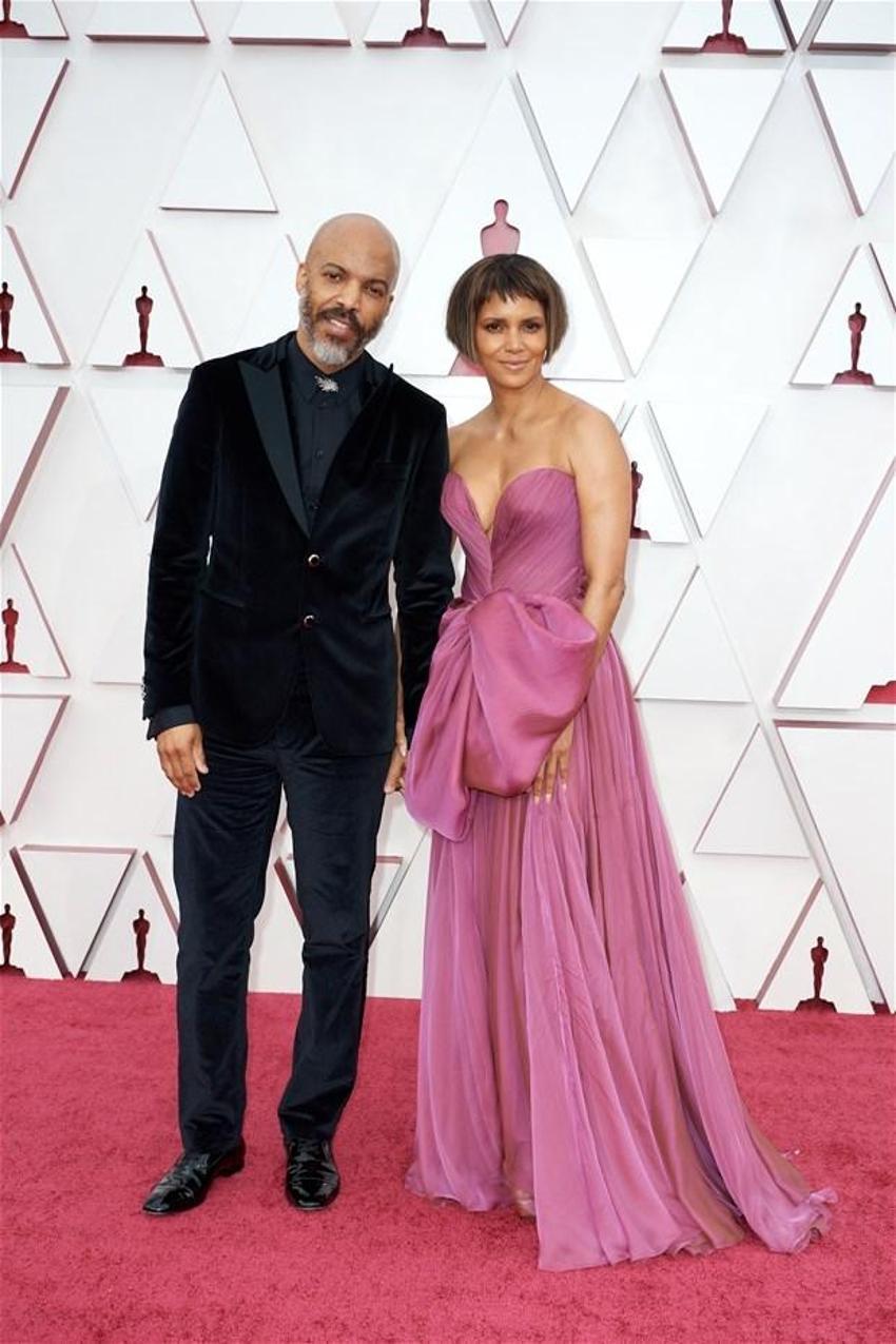 Zendaya, Oscar törenine damga vurdu! 6 milyon dolarlık kolye...