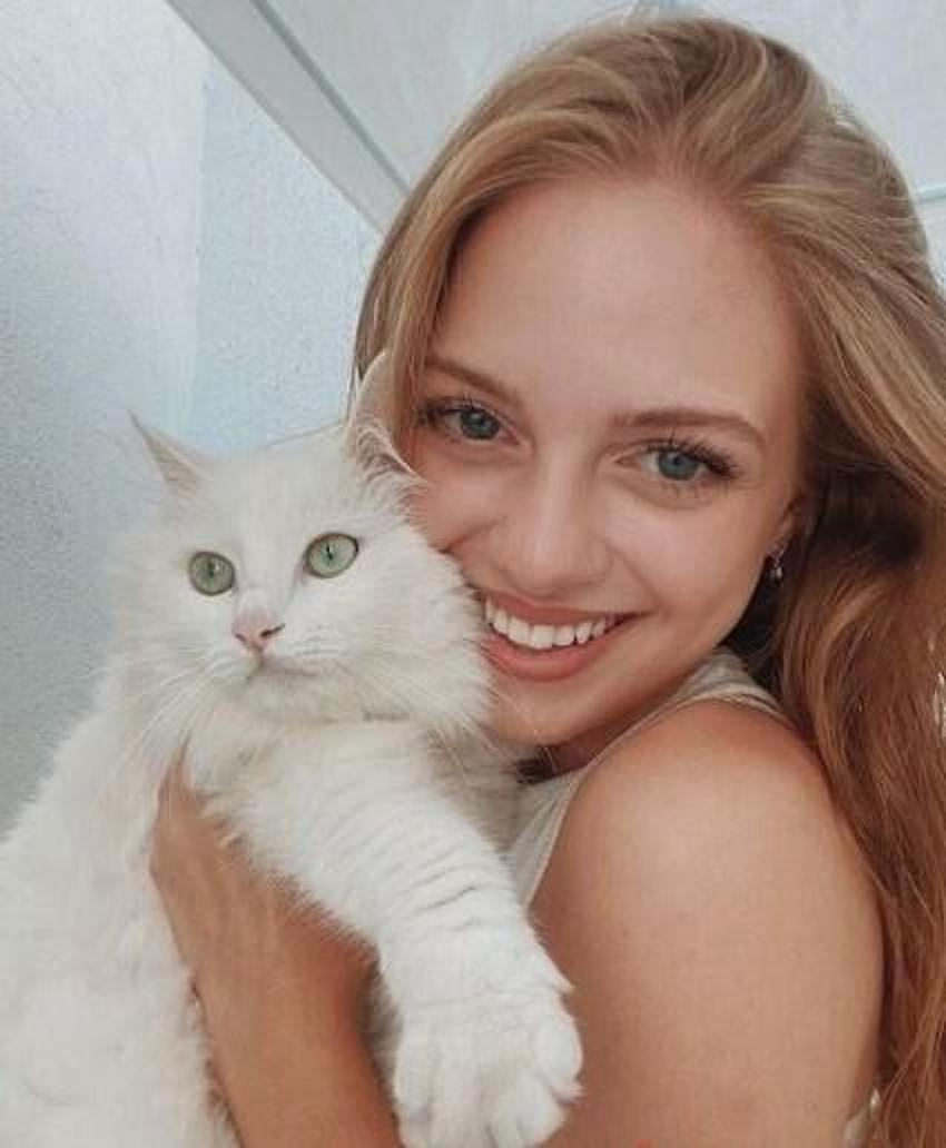 İpek Filiz Yazıcı güzelliğini annesinden almış! İpek Filiz Yazıcı'nın annesi ile paylaşımını görenler gözlerine inanamadı...