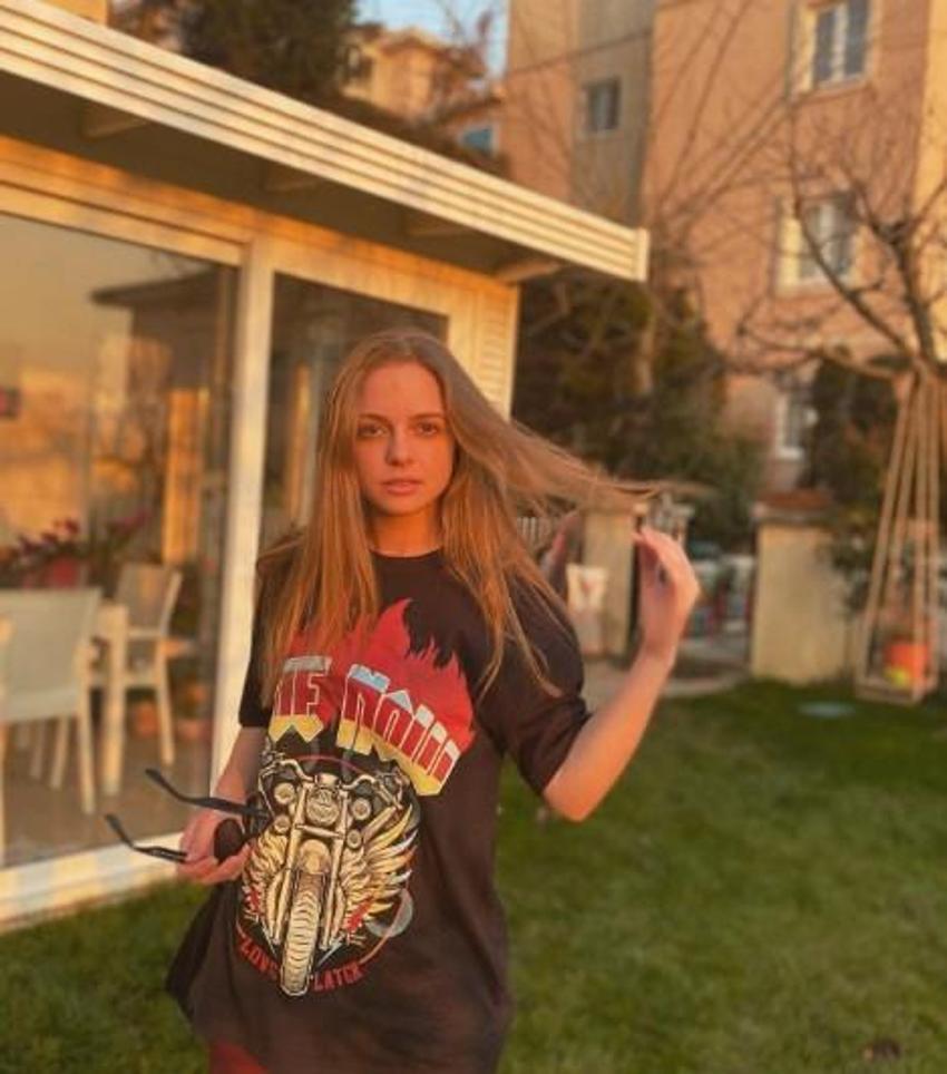 İpek Filiz Yazıcı güzelliğini annesinden almış! İpek Filiz Yazıcı'nın annesi ile paylaşımını görenler gözlerine inanamadı...