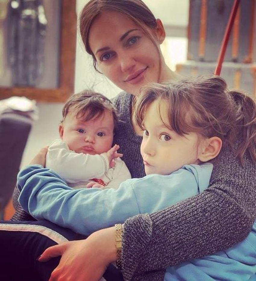 Meryem Uzerli'den kırmızı halı pozları!