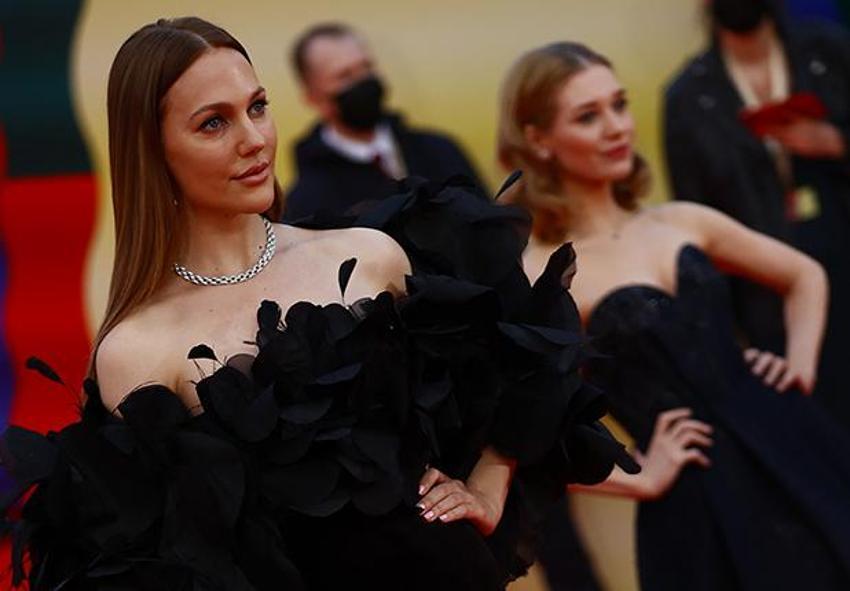 Meryem Uzerli'den kırmızı halı pozları!