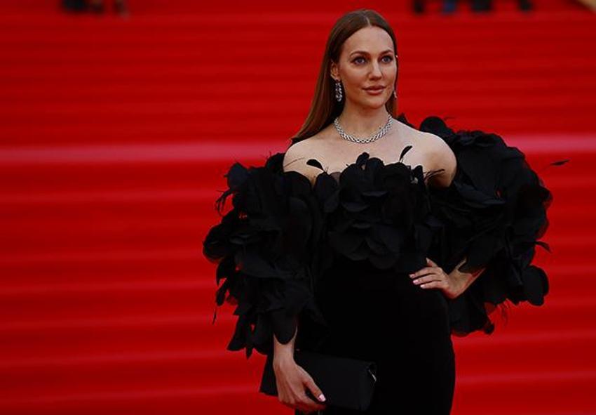 Meryem Uzerli'den kırmızı halı pozları!