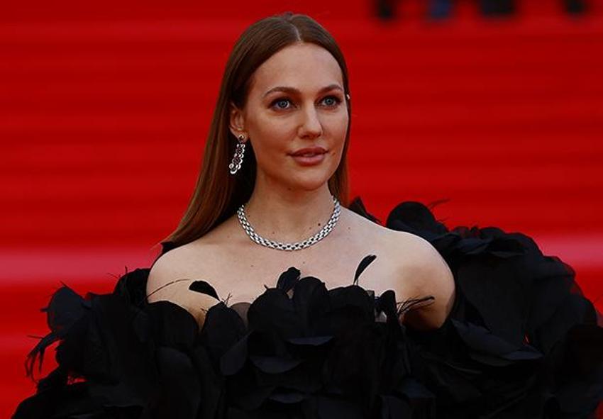 Meryem Uzerli'den kırmızı halı pozları!