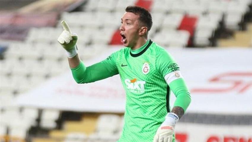 Galatasaraylı futbolcular Podolski'nin hareketine çıldırdı! Fatih Terim ve Muslera...