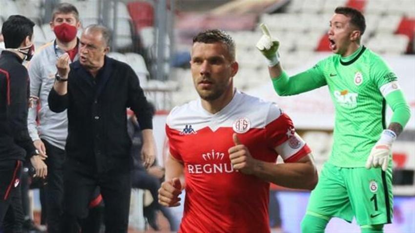 Galatasaraylı futbolcular Podolski'nin hareketine çıldırdı! Fatih Terim ve Muslera...