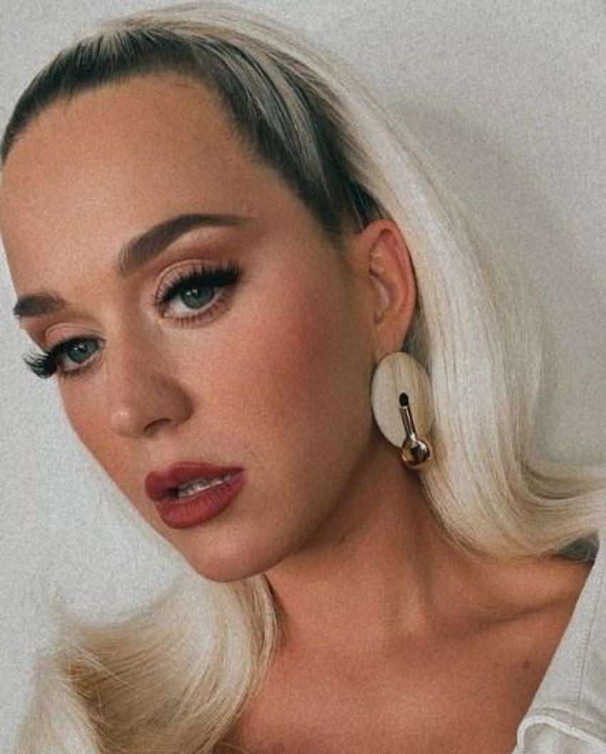 Katy Perry, klozetin tepesine çıktı ve poz verdi!
