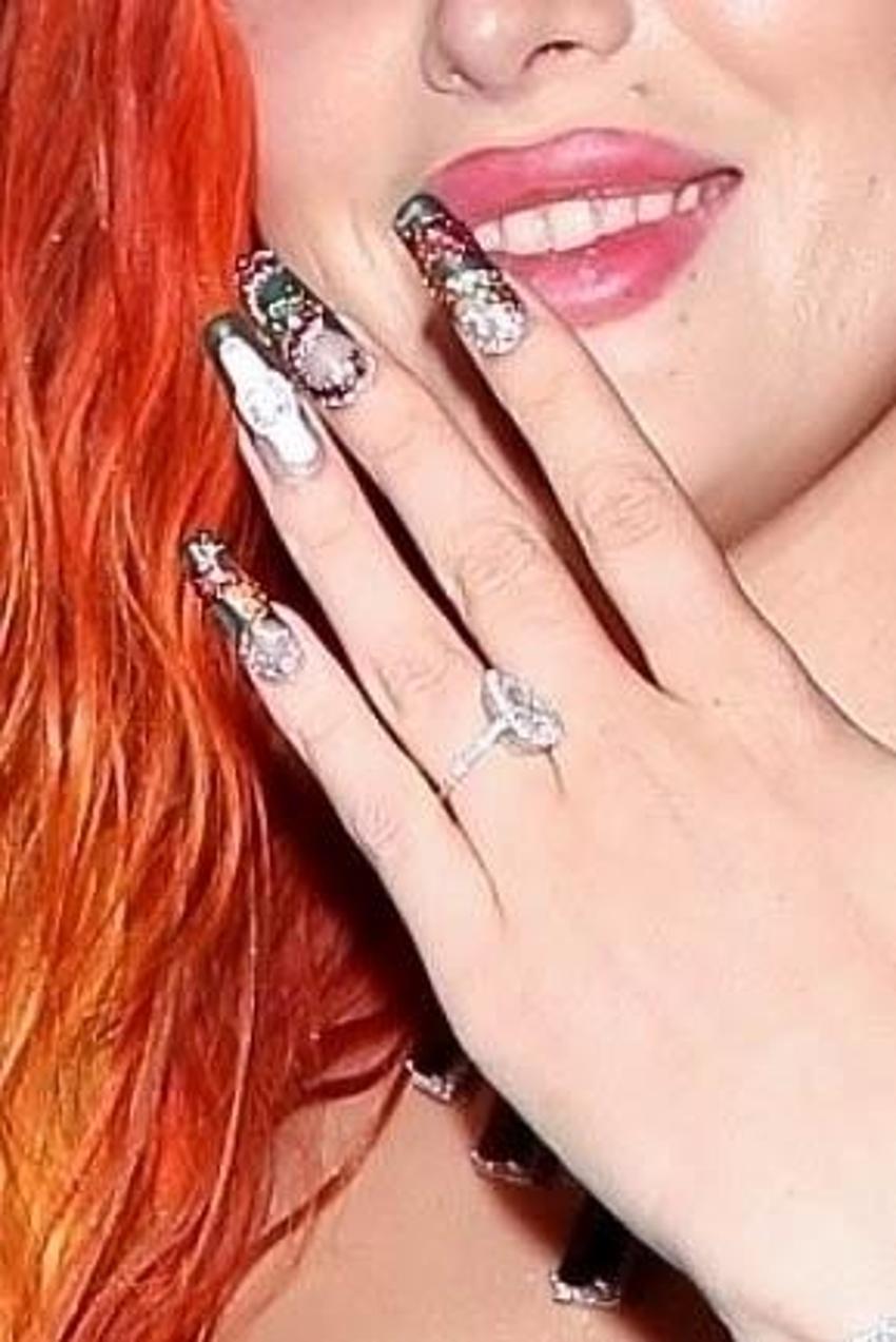 Bella Thorne nişan yüzüğünü gösterdi!