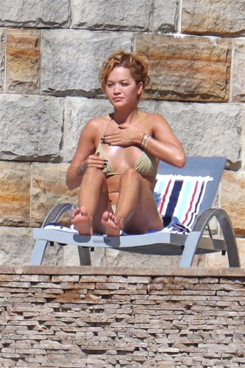 Rita Ora'nın bikinisi açıldı! Ora,farketmedi...