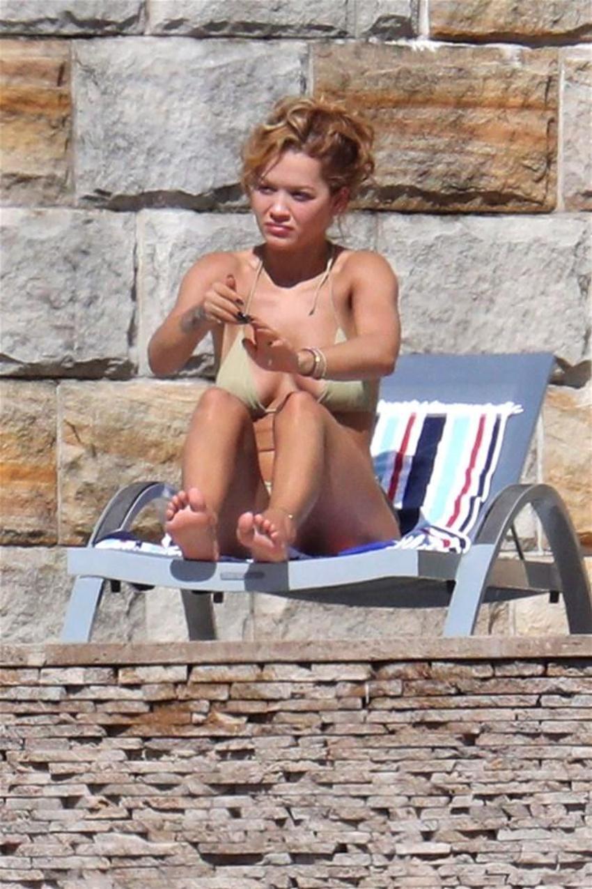 Rita Ora'nın bikinisi açıldı! Ora,farketmedi...