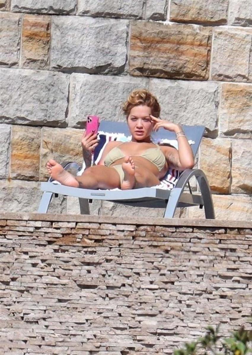 Rita Ora'nın bikinisi açıldı! Ora,farketmedi...