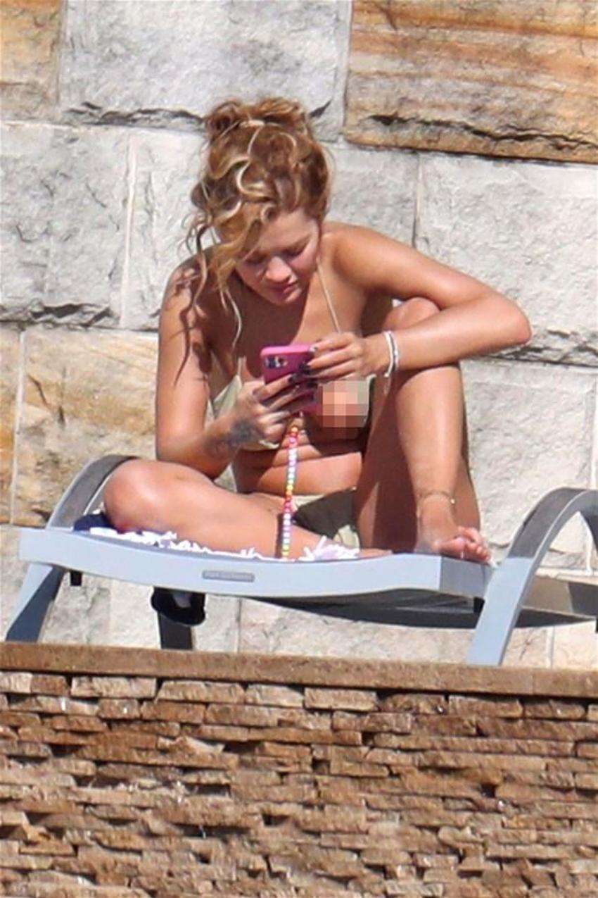 Rita Ora'nın bikinisi açıldı! Ora,farketmedi...