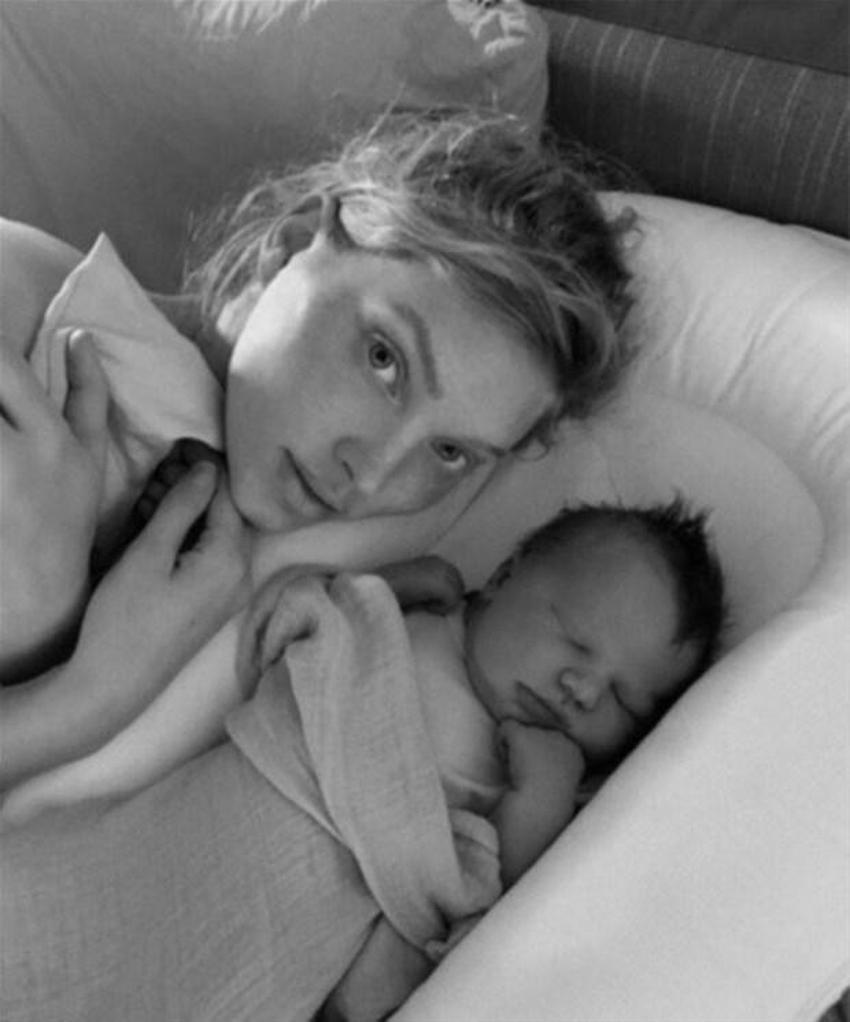 Emzirme pozları çok konuşulan Elsa Hosk'tan yanıt geldi!