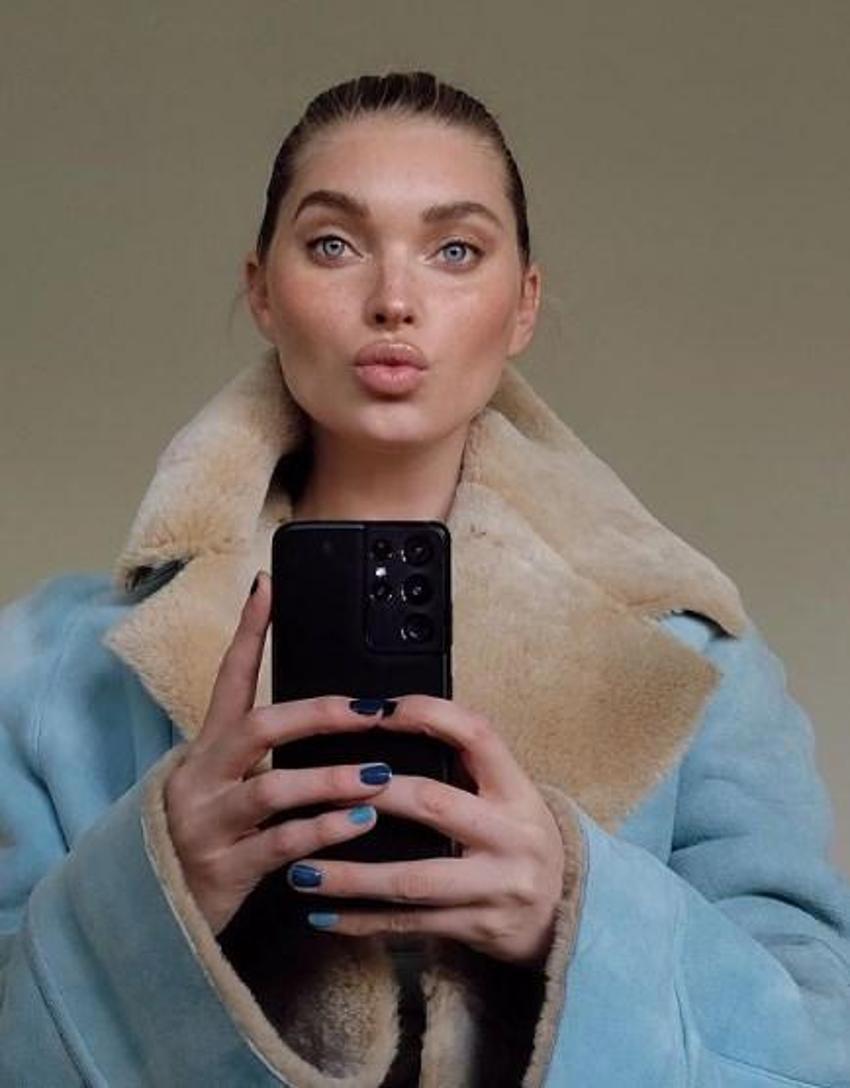 Emzirme pozları çok konuşulan Elsa Hosk'tan yanıt geldi!