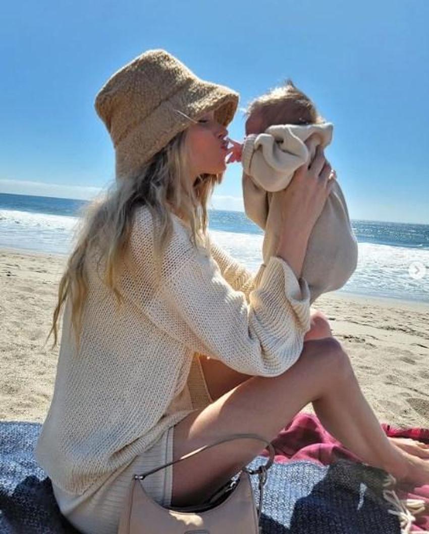 Emzirme pozları çok konuşulan Elsa Hosk'tan yanıt geldi!