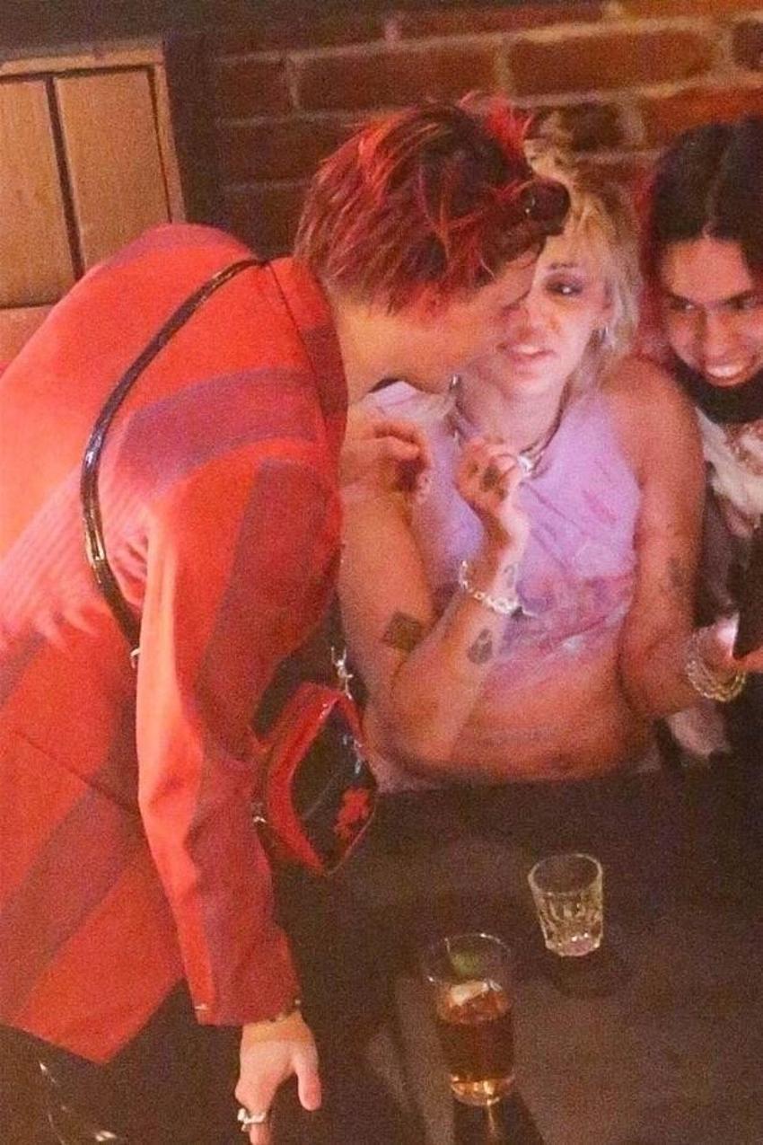Miley Cyrus ile Yungblud sarmaş dolaş!