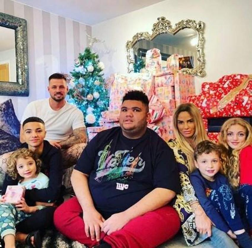 Katie Price altıncı kez anne oluyor!