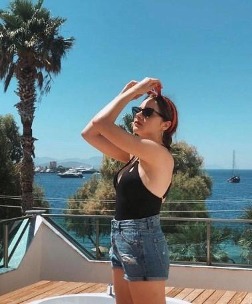 Miray Daner süper mini eteğiyle sosyal medyayı salladı! Adeta bir deri bir kemik kaldı
