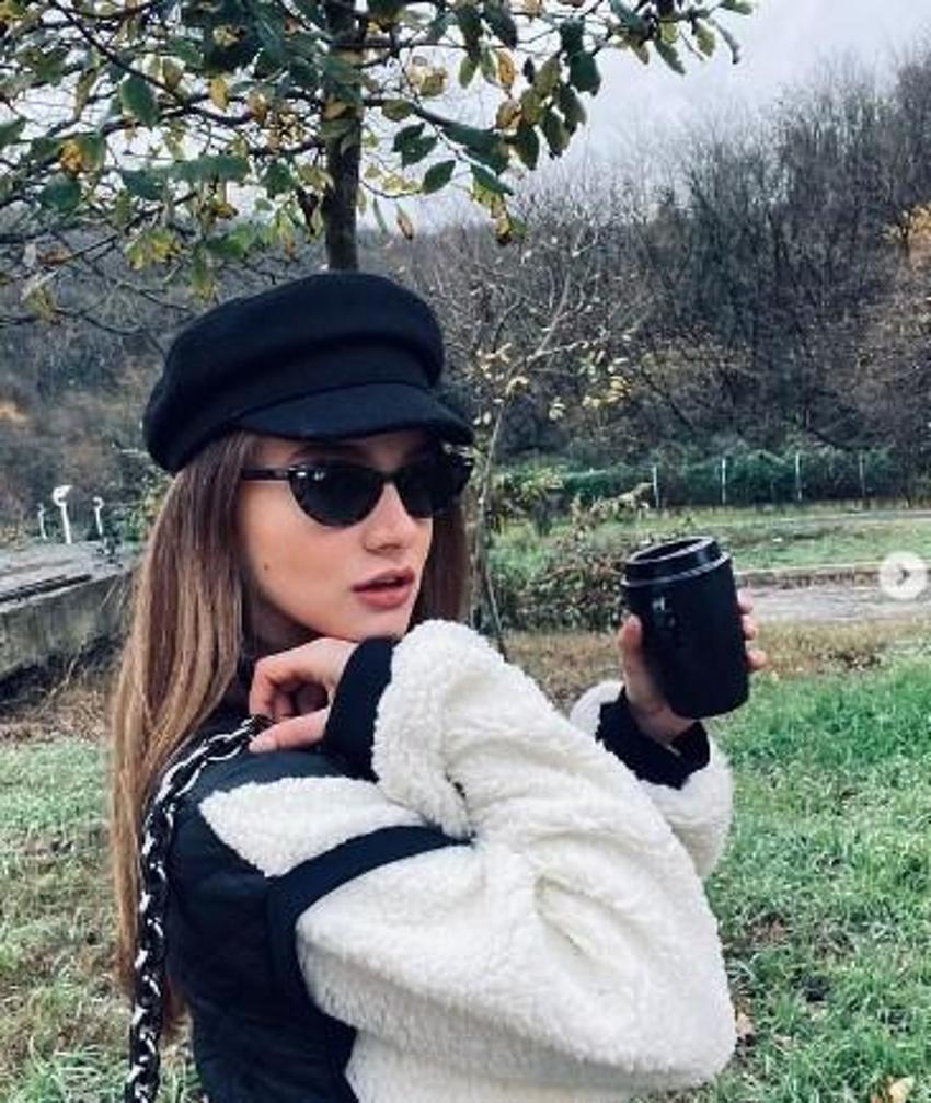 Miray Daner süper mini eteğiyle sosyal medyayı salladı! Adeta bir deri bir kemik kaldı