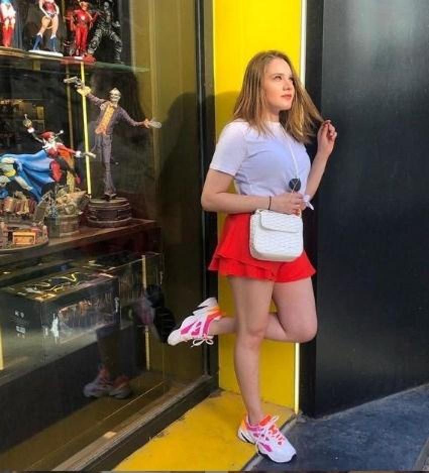 Miray Daner süper mini eteğiyle sosyal medyayı salladı! Adeta bir deri bir kemik kaldı