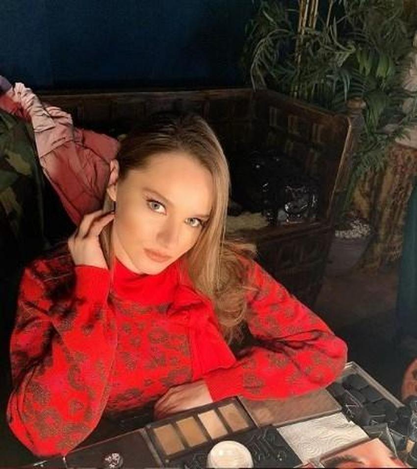 Miray Daner süper mini eteğiyle sosyal medyayı salladı! Adeta bir deri bir kemik kaldı