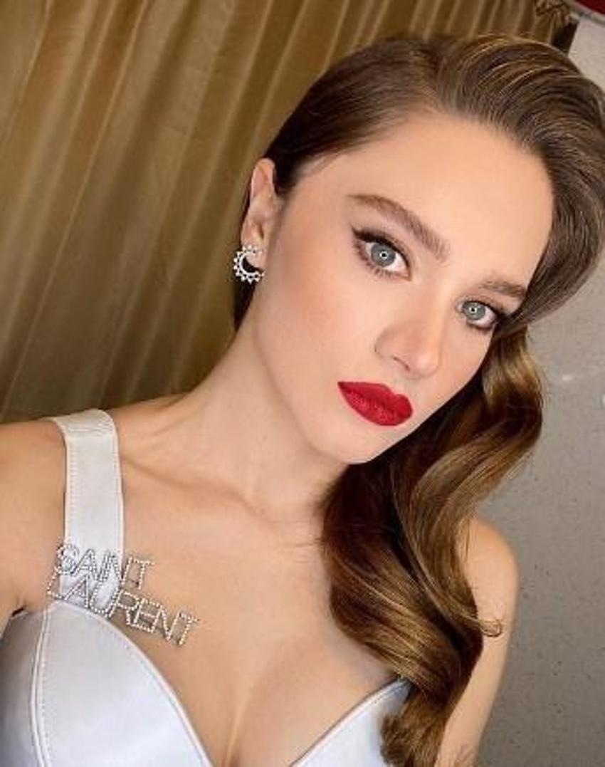 Miray Daner süper mini eteğiyle sosyal medyayı salladı! Adeta bir deri bir kemik kaldı