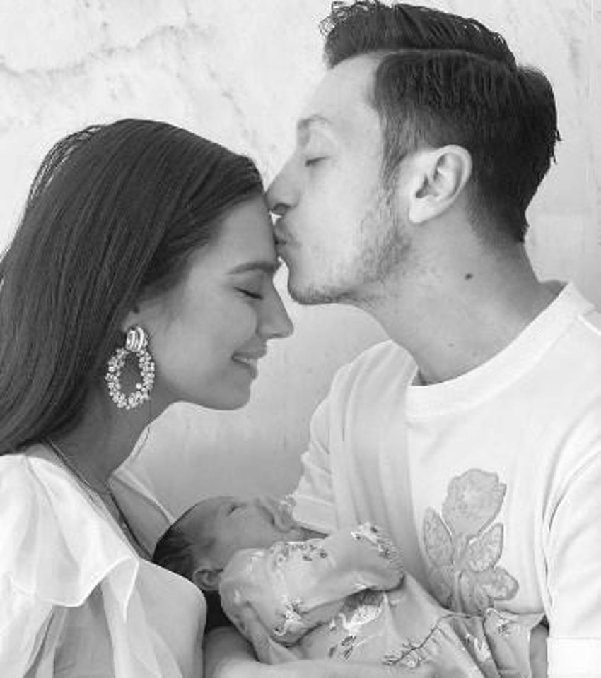 Mesut Özil'in güzel eşi Amine Gülşe'nin kızı Eda annesinden rol çaldı!